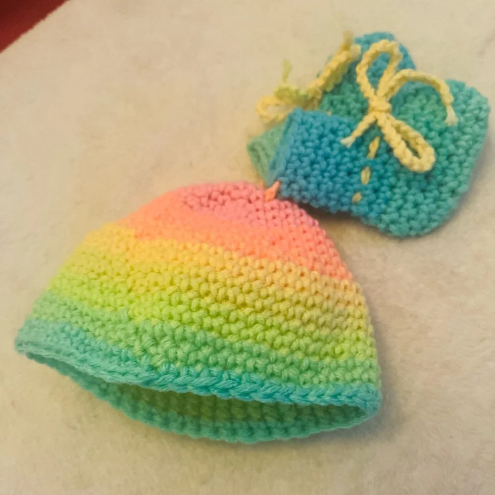 🆕 Handmade Multicolor Knit Baby Hat and Booties Set